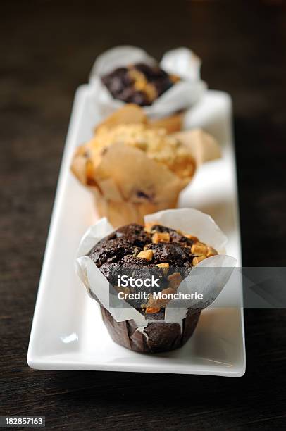Chocolatemuffins De Mirtilo - Fotografias de stock e mais imagens de Alimentação Saudável - Alimentação Saudável, Assadeira - Bandeja, Assado no Forno