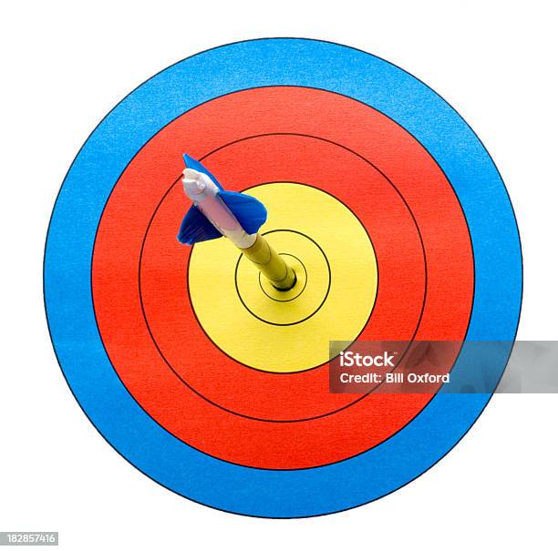 Стрелка В Целевой Ударяя Яблочко — стоковые фотографии и другие картинки Archery - Archery, Мишень, Изолированный предмет