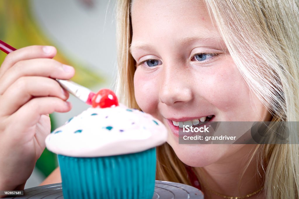 Jolie blonde fille de 10 ans et de peinture de la poterie - Photo de 10-11 ans libre de droits