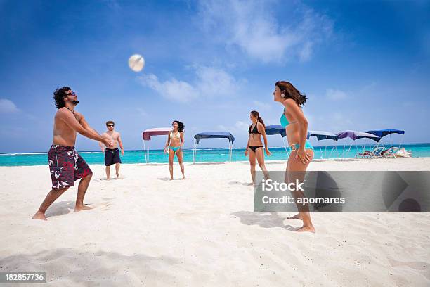 Giovani Giocare Voleyball Su Una Spiaggia - Fotografie stock e altre immagini di Amicizia - Amicizia, Colpire al volo, Esercizio fisico