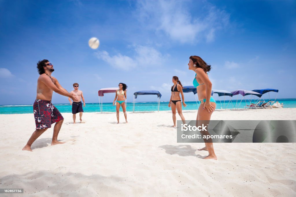 젊은 사람들의 게임하기 Voleyball 해변의 - 로열티 프리 남자 스톡 사진