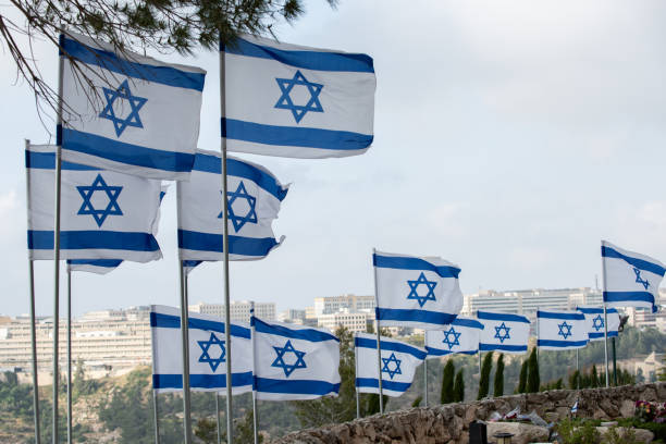 blau-weiße fahnen des staates israel - jewish state stock-fotos und bilder