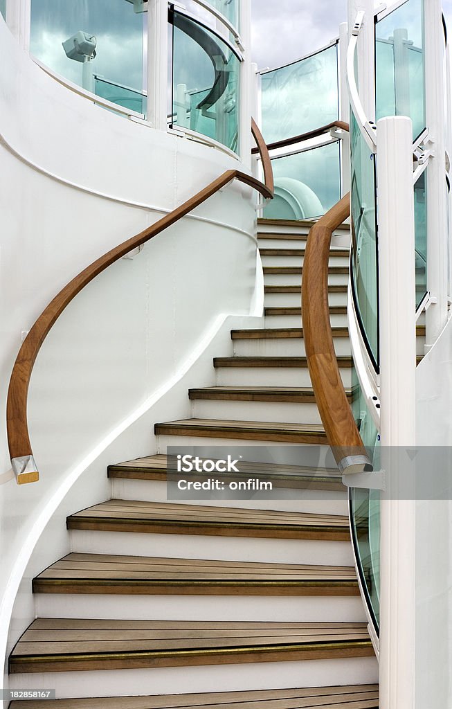 Tringle escalier avec navire de croisière - Photo de Bateau de voyageurs libre de droits