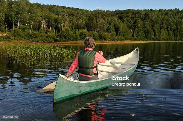 Donna In Canoa Sul Lago - Fotografie stock e altre immagini di 50-54 anni - 50-54 anni, Acqua, Adulto