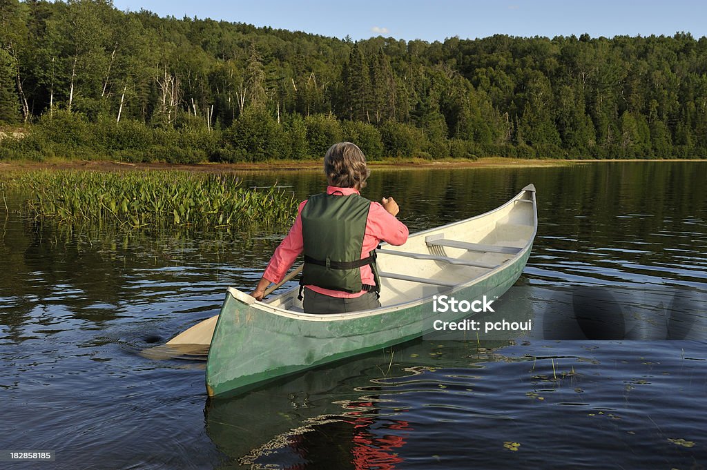 Mulher canoagem no lago - Royalty-free 50 Anos Foto de stock