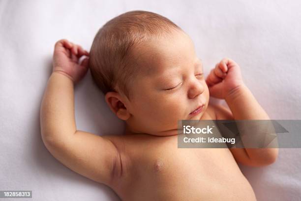 신생아를 진찰해야 슬리핑 객실에서는 부드러운 이불 신생아에 대한 스톡 사진 및 기타 이미지 - 신생아, 드러눕기, 아기