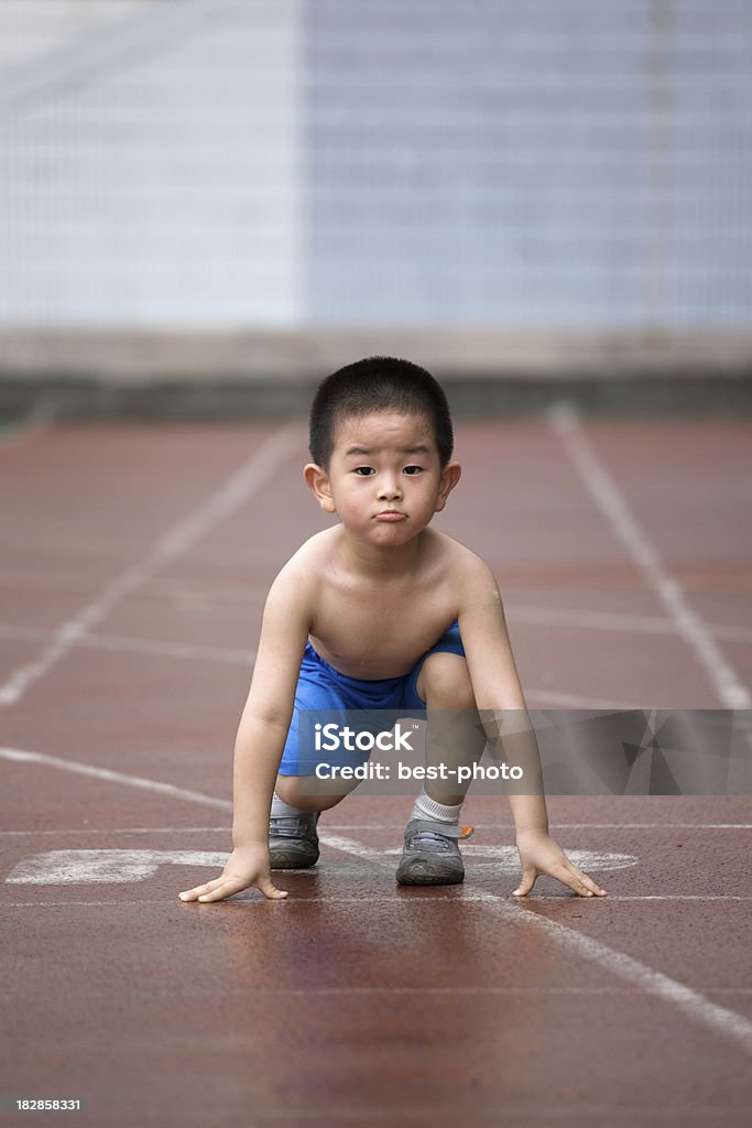 Boy en pista de deporte - Foto de stock de Aerobismo libre de derechos