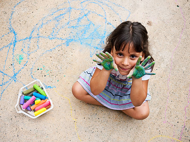 niña y su arte en la acera - little girls sidewalk child chalk fotografías e imágenes de stock