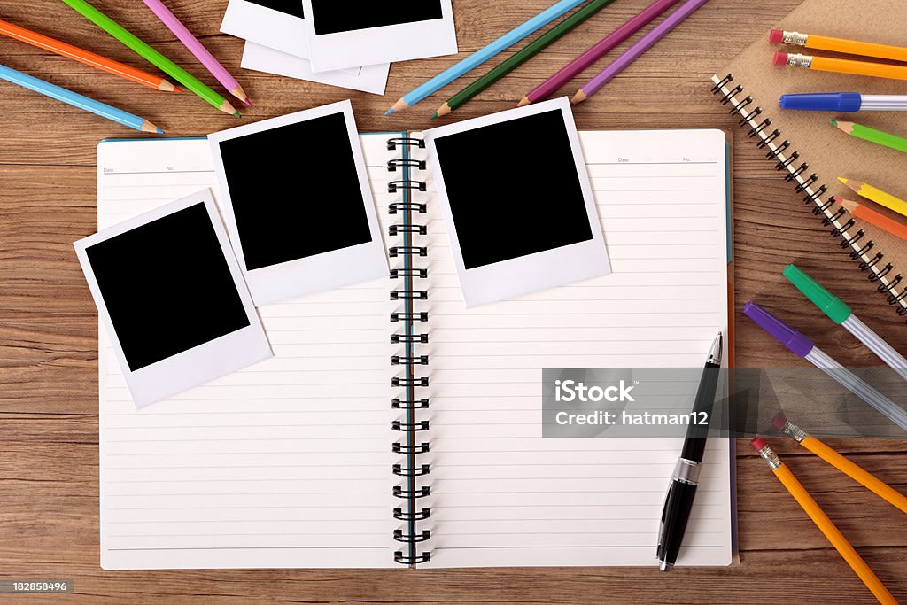 Student escritorio con fotos en blanco - Foto de stock de Abierto libre de derechos
