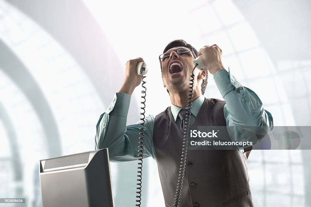 Hombre de negocios en teléfonos chillar - Foto de stock de Escritorio libre de derechos