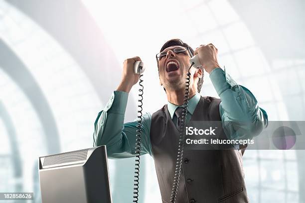 Hombre De Negocios En Teléfonos Chillar Foto de stock y más banco de imágenes de Escritorio - Escritorio, Hombres, Sólo hombres