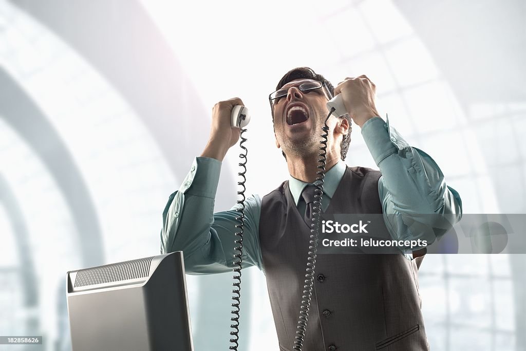 Empresário gritando no telefone - Foto de stock de Escrivaninha royalty-free