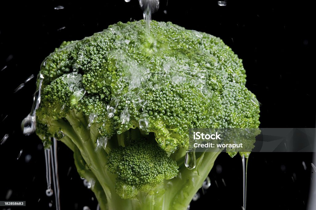 Laver légumes - Photo de Brocoli libre de droits