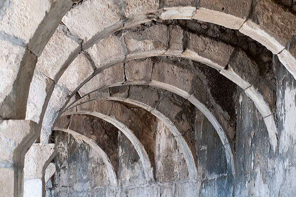 ruiny rzymskie theatre w aspendos, antalya, turcja - roman column arch pedestrian walkway zdjęcia i obrazy z banku zdjęć