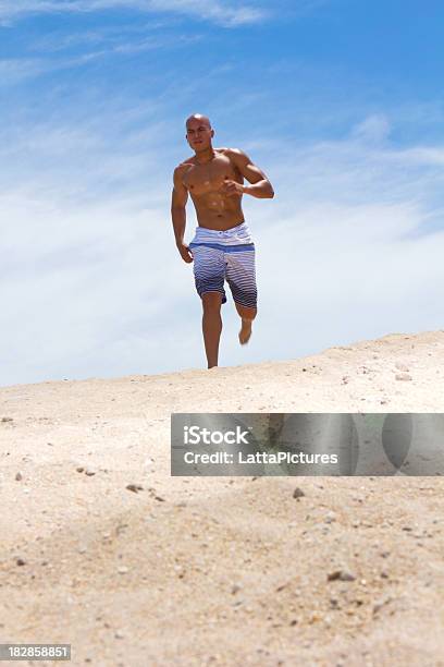 Homem De Raça Mista De Jogging - Fotografias de stock e mais imagens de 20-29 Anos - 20-29 Anos, Adulto, Afro-americano