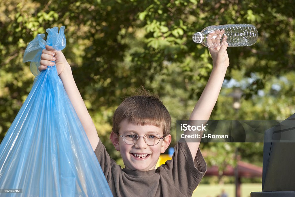 Menino feliz com o lixo mantido elevados - Royalty-free Levantar Foto de stock