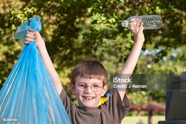 Menino Feliz Com O Lixo Mantido Elevados - Fotografias de stock e mais imagens de Levantar - Levantar, Reciclagem, Criança