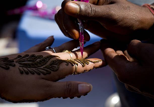 indian tatouage au henné - wedding indian culture pakistan henna tattoo photos et images de collection