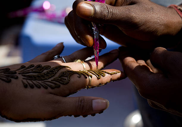 indian tatuagem de henna - wedding indian culture pakistan henna tattoo - fotografias e filmes do acervo