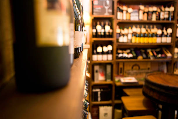 estabelecimento vinícola - wine bottle liquor store wine variation imagens e fotografias de stock