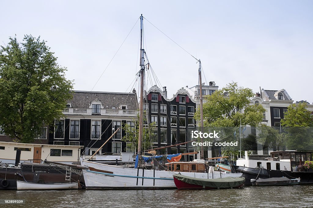 Vista a la ciudad, Ámsterdam, las embarcaciones y las casas - Foto de stock de Agua libre de derechos