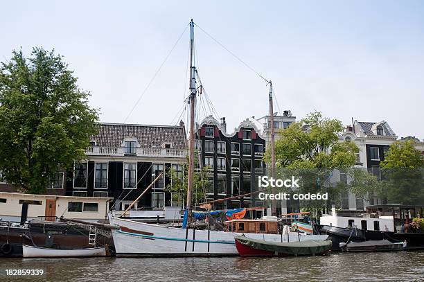 Vista Sulla Città Di Amsterdam Imbarcazioni E Case - Fotografie stock e altre immagini di Acqua