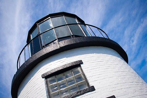 primo piano di testa di gufo di luce in maine - owls head lighthouse foto e immagini stock