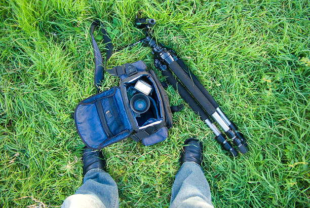 fotógrafo en el campo 2 - blade of grass flash fotografías e imágenes de stock