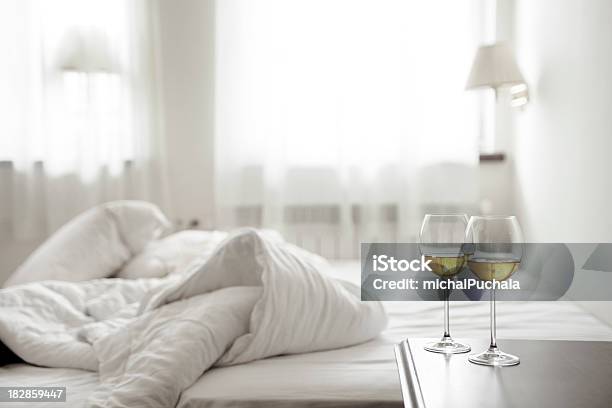 Dwa Wineglasses I Pomarszczony Pościel - zdjęcia stockowe i więcej obrazów Alkohol - napój - Alkohol - napój, Białe wino, Biały