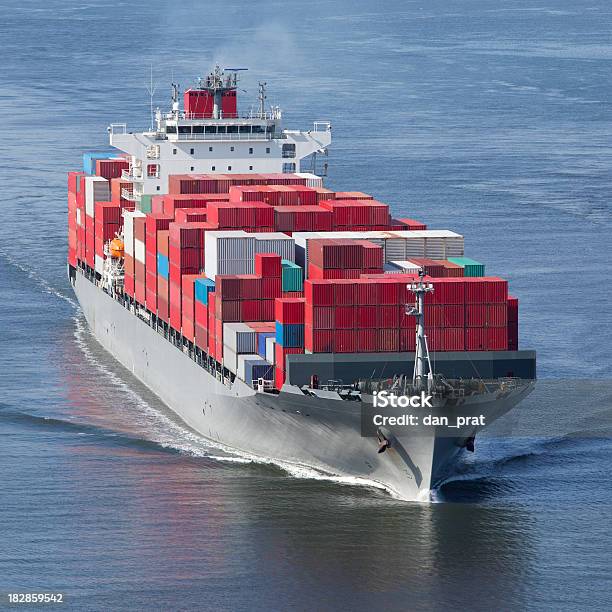 Foto de Navio De Contêiner De Carga e mais fotos de stock de Carregamento - Frete - Carregamento - Frete, Carregar, Cena de tranquilidade