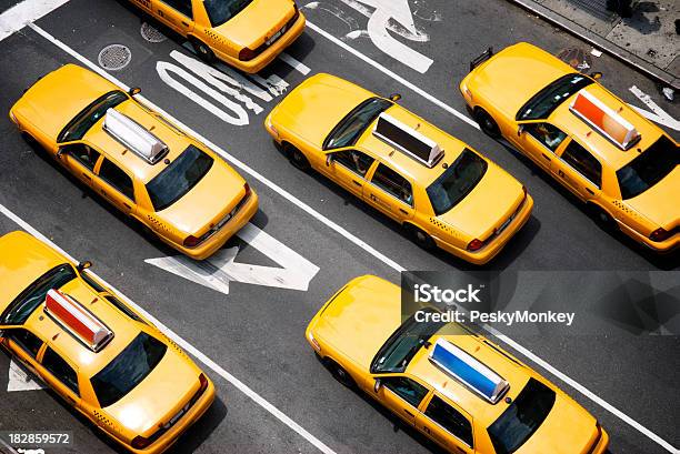 Flota De Amarillo Taxis De La Ciudad De Nueva York Desde Arriba Foto de stock y más banco de imágenes de Taxi