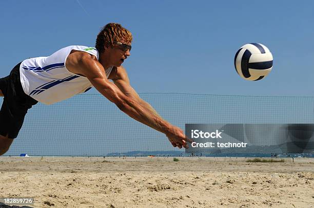 Beach Volley Attraktive Aktion Stockfoto und mehr Bilder von Aktivitäten und Sport - Aktivitäten und Sport, Amateur, Anstrengung