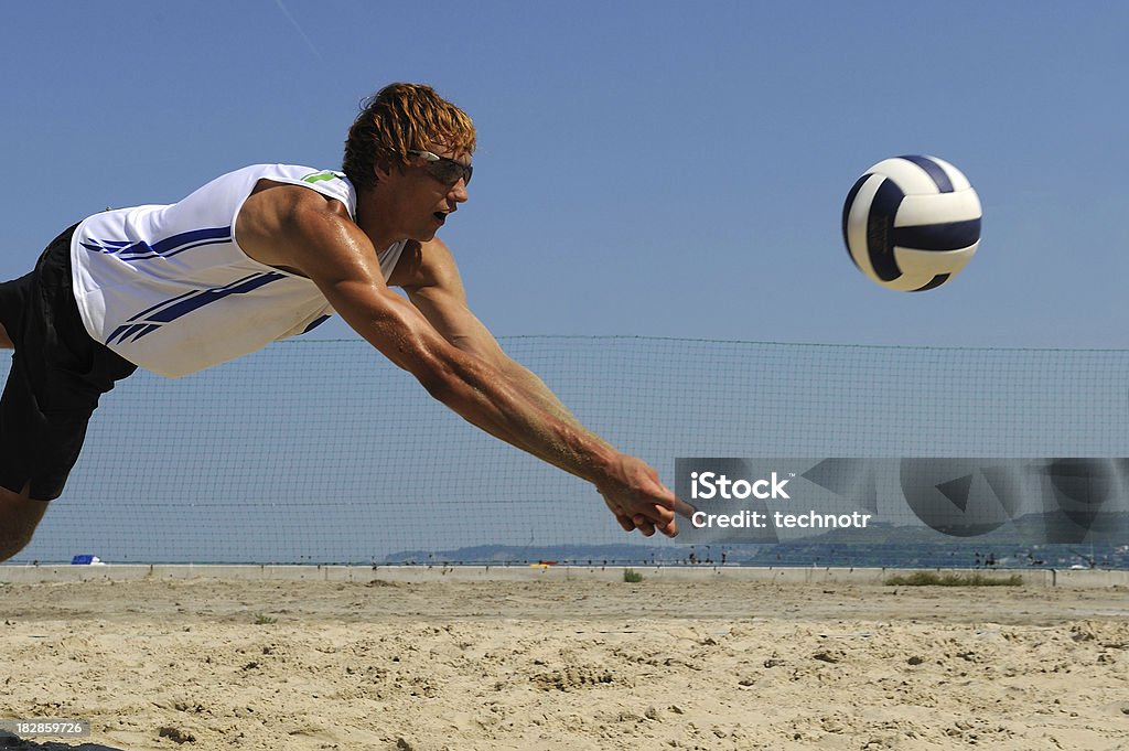 Atractiva acción de voleibol de playa - Foto de stock de Actividad libre de derechos