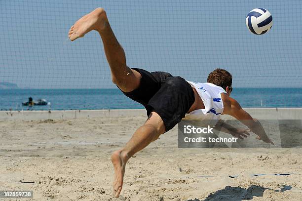 Photo libre de droit de Beach Volley Séduisantes Action banque d'images et plus d'images libres de droit de Activité - Activité, Activité de loisirs, Adulte