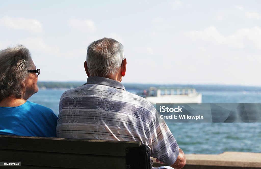 Altes Paar auf Bank im Schatten auf den See - Lizenzfrei Seniorenpaar Stock-Foto