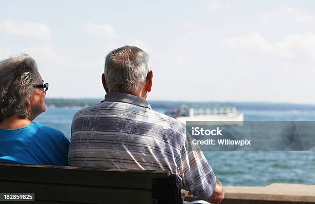 Altes Paar Auf Bank Im Schatten Auf Den See Stockfoto und mehr Bilder von Seniorenpaar - Seniorenpaar, Alter Erwachsener, Anlegestelle