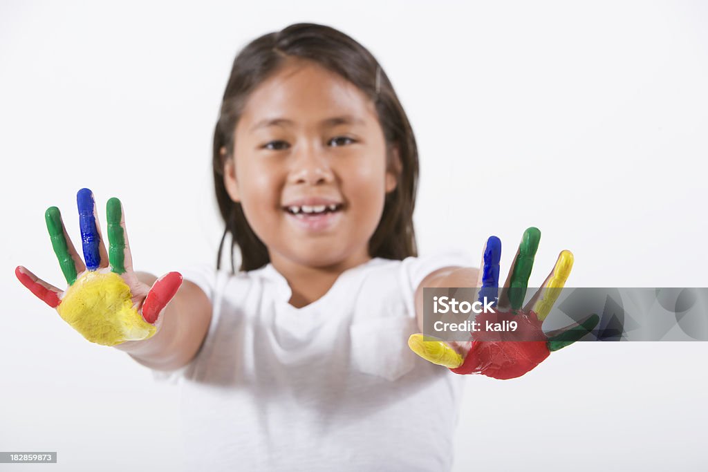 Mignonne Petite fille jouant avec peintures les doigts, mains in focus - Photo de 6-7 ans libre de droits