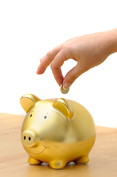 piggy bank - piggy bank gold british currency pound symbol - fotografias e filmes do acervo