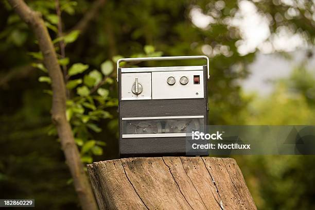 Retro Gravador De Cassetes Na Árvore - Fotografias de stock e mais imagens de Analógico - Analógico, Antigo, Antiguidade