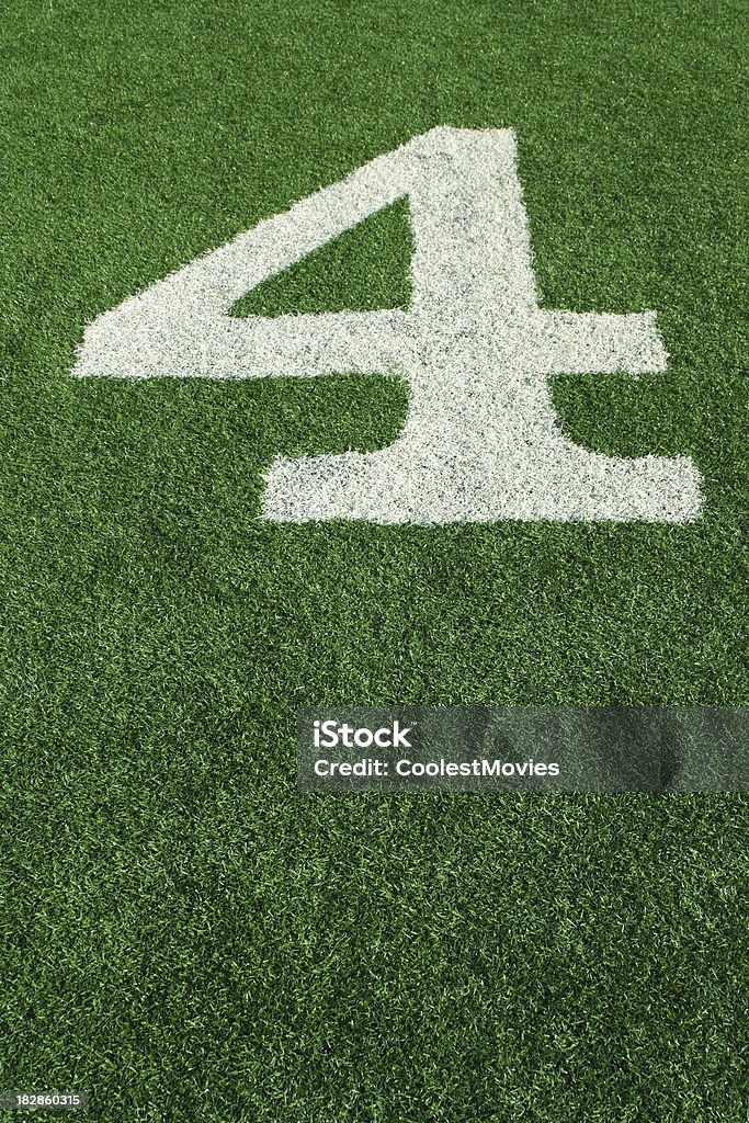 Número 4 (4) com Branco sobre verde astroturf de futebol americano - Royalty-free Número 4 Foto de stock
