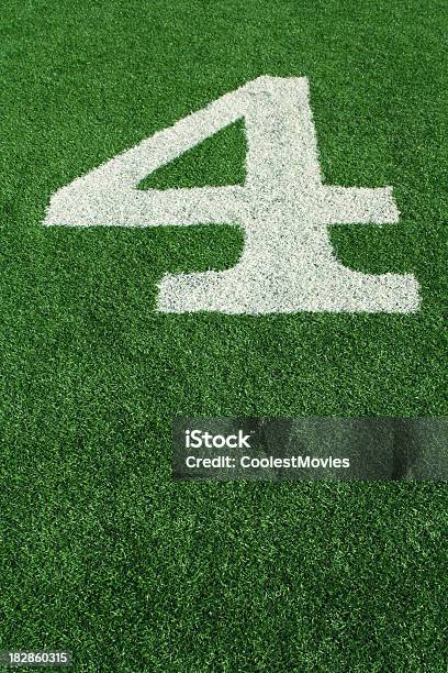 Número 4 Com Branco Sobre Verde Astroturf De Futebol Americano - Fotografias de stock e mais imagens de Número 4
