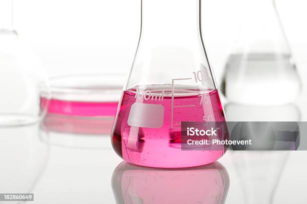 Wissenschaftliches Experiment Stockfoto und mehr Bilder von Rosa - Rosa, Chemie, Chemikalie