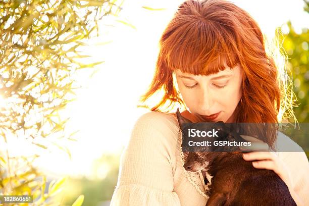 Foto de Bela Ruiva Segurando Linda Chihuahua e mais fotos de stock de Cabelo Ruivo - Cabelo Ruivo, Chihuahua - Raça Pura, Mulheres