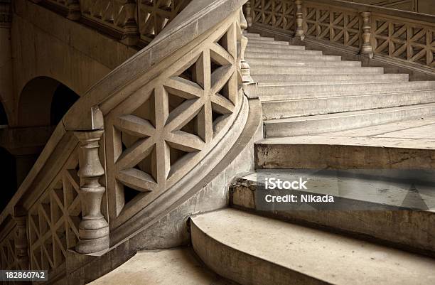 Piękne Schody - zdjęcia stockowe i więcej obrazów Klatka schodowa - Klatka schodowa, Zamek - Konstrukcja budowlana, Paryż