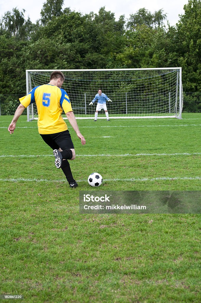Jogador de futebol de futebol de bambu ao gol - Foto de stock de Futebol royalty-free
