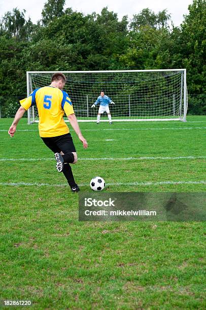 Foto de Jogador De Futebol De Futebol De Bambu Ao Gol e mais fotos de stock de Futebol - Futebol, Campo de Futebol, Jogador de Futebol