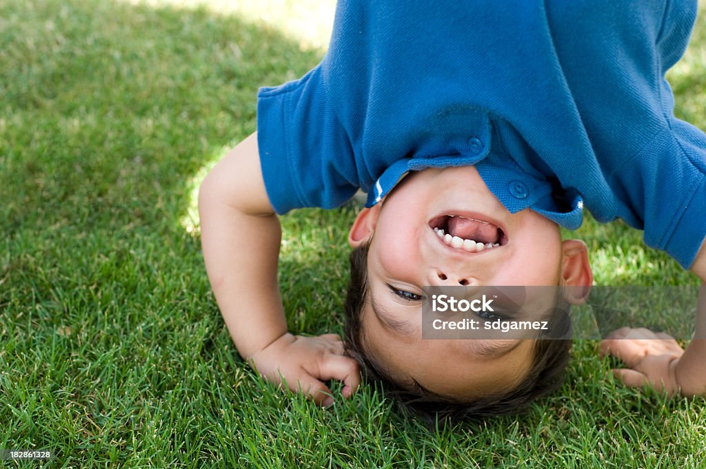 Feliz hacer el pino - Foto de stock de Niño pequeño libre de derechos