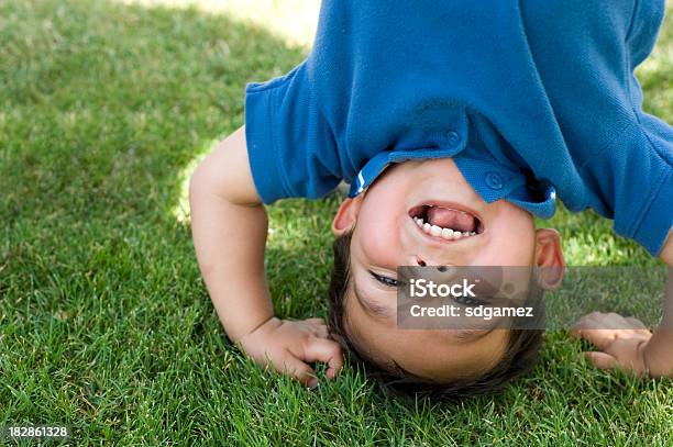 Felice Fare La Verticale Sulle Mani - Fotografie stock e altre immagini di Bambino piccolo - Bambino piccolo, Ridere, Bebé