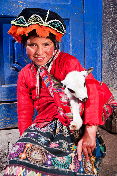 перуанский девушка в национальной одежды, священная долина - urubamba valley стоковые фото и изображения