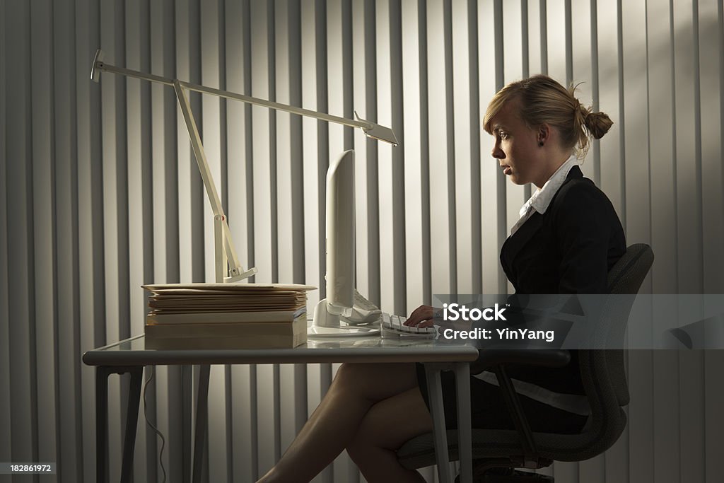 Jovem mulher trabalhando tarde horas extraordinárias em seu escritório Hz - Royalty-free 20-24 Anos Foto de stock
